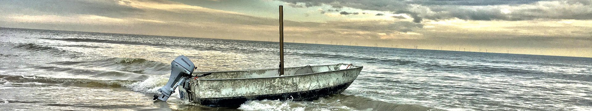 Das einsame Boot am Strand