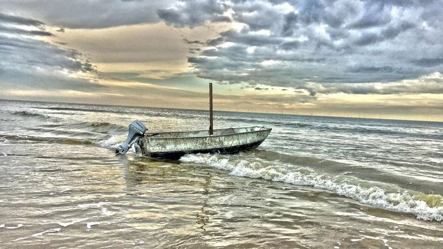 Das einsame Boot am Strand